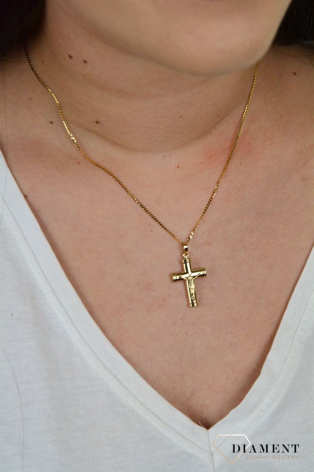 Złoty krzyż 333 z wizerunkiem Pana Jezusa. ZA 4449A.jpg